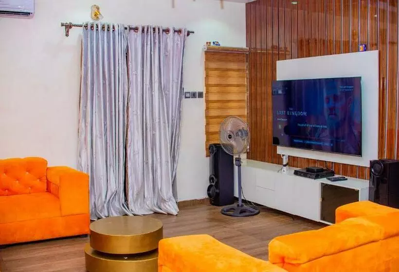 Luxury 3 Bedroom Duplex Fast Wifi & 247power