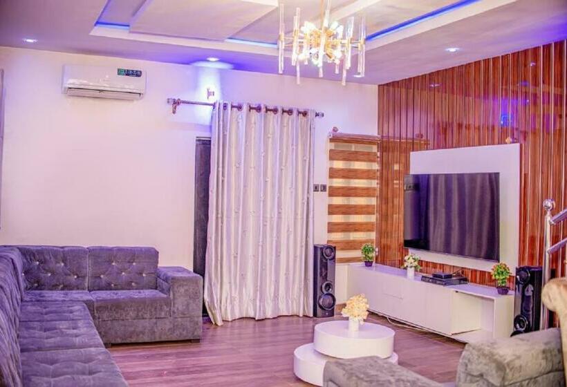 Luxury 3 Bedroom Duplex Fast Wifi & 247power
