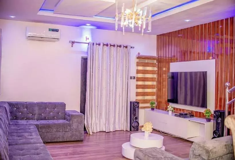 Luxury 3 Bedroom Duplex Fast Wifi & 247power