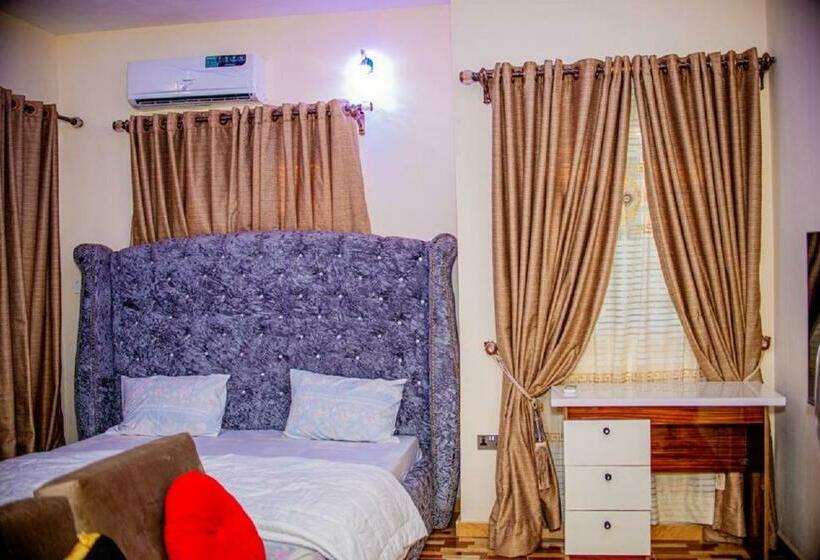 Luxury 3 Bedroom Duplex Fast Wifi & 247power