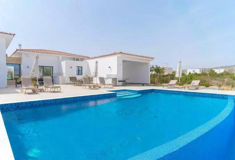 Aretousa Dyo By Prestige Bookings