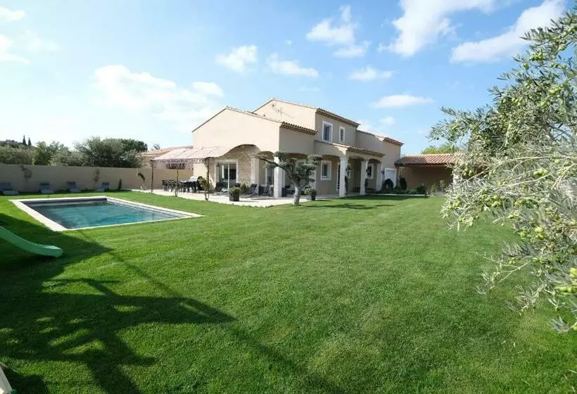 Charming Villa With Heated Pool, 14 People, Located In Aureille, Near Les Baux De Provence, In The A