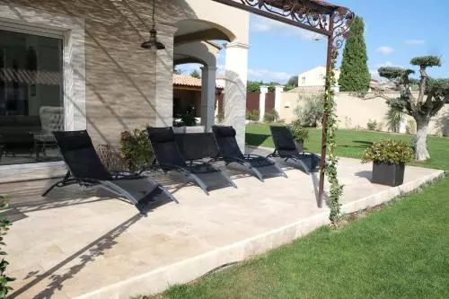 Charming Villa With Heated Pool, 14 People, Located In Aureille, Near Les Baux De Provence, In The A
