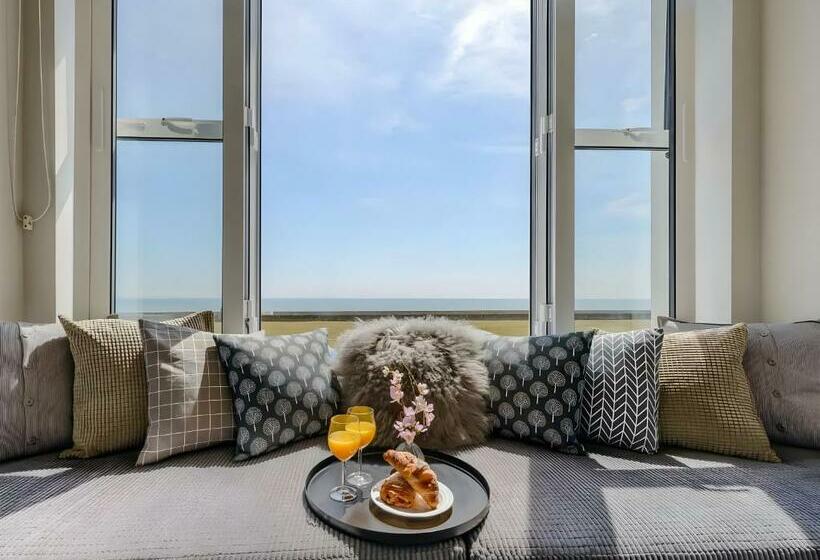 Beachfront Compact Coastal Crib, Direct Sea Views & Air Conditioning