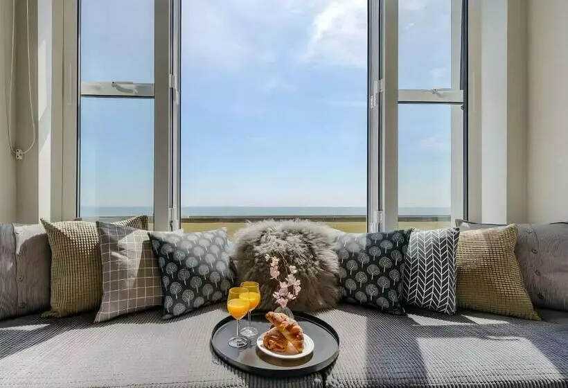 Beachfront Compact Coastal Crib, Direct Sea Views & Air Conditioning