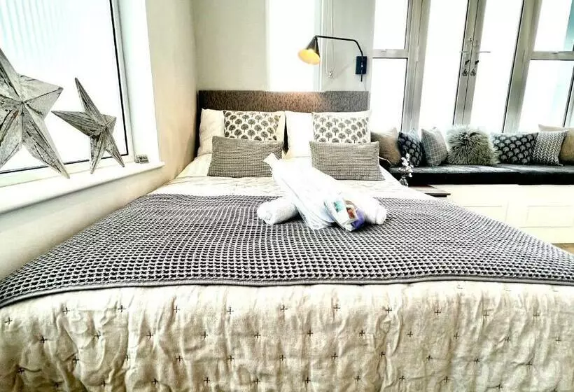 Beachfront Compact Coastal Crib, Direct Sea Views & Air Conditioning