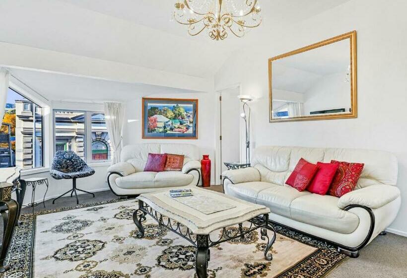 La Voyageur Apartments