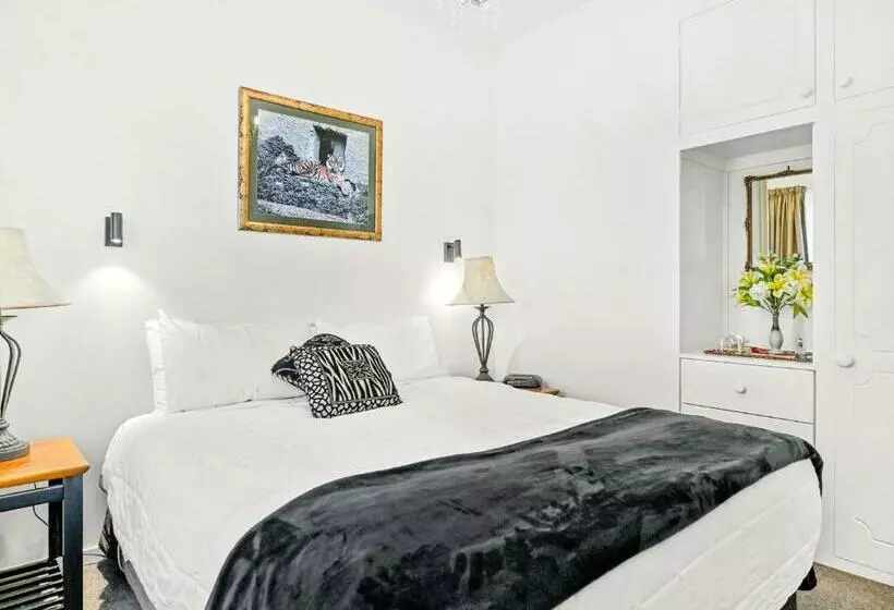 La Voyageur Apartments