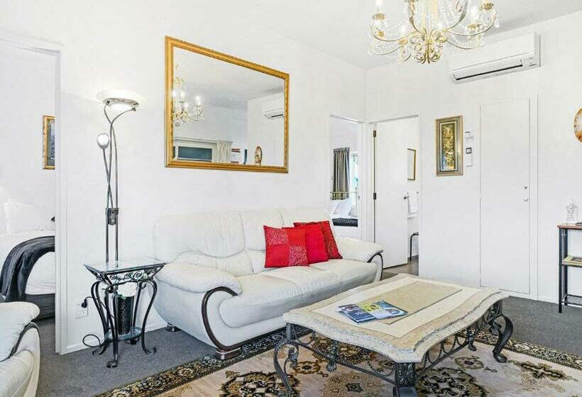 La Voyageur Apartments