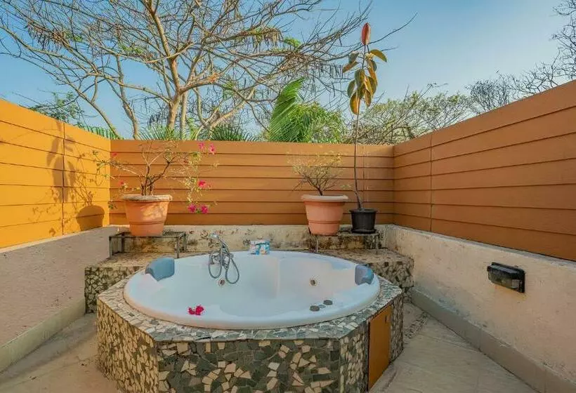 Stayvista At Birdsong With Pvt Pool, Lawn & Gazebo