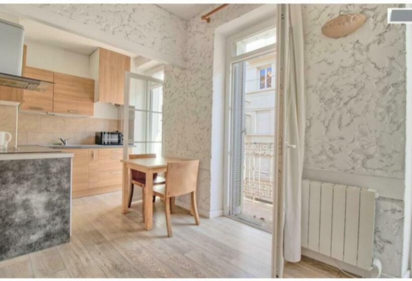 Studio équipé Climatisé Avec Balcon Au Mourillon à 20m De La Plage