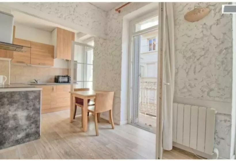 Studio équipé Climatisé Avec Balcon Au Mourillon à 20m De La Plage