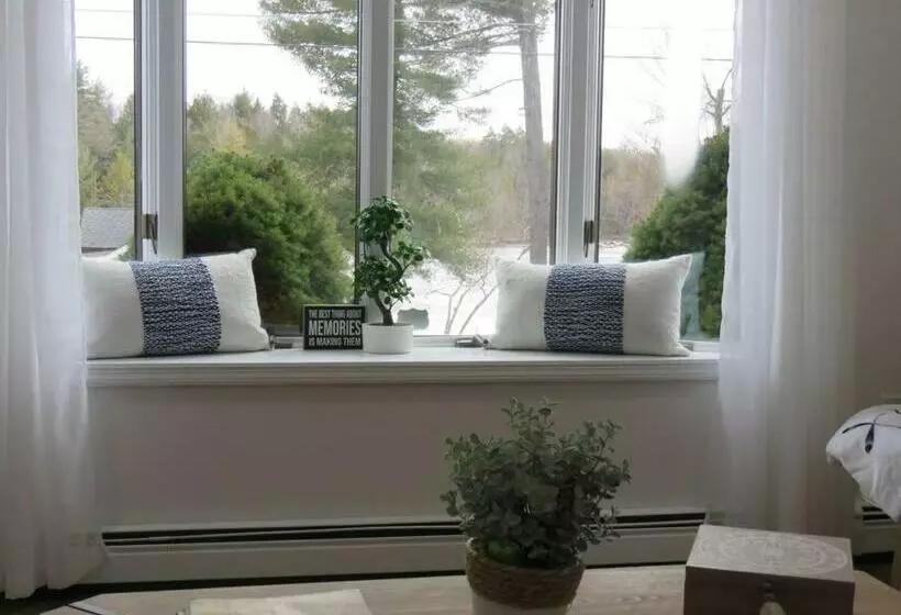 Catskills Cottage By The Lake, Sullivan County