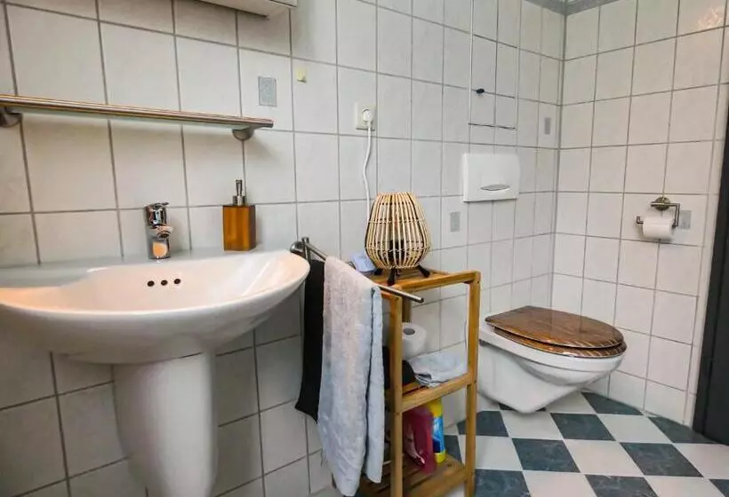 #111   Lux Flat Lennep   Altstadt   Netflix & Amazon Prime   Felswand