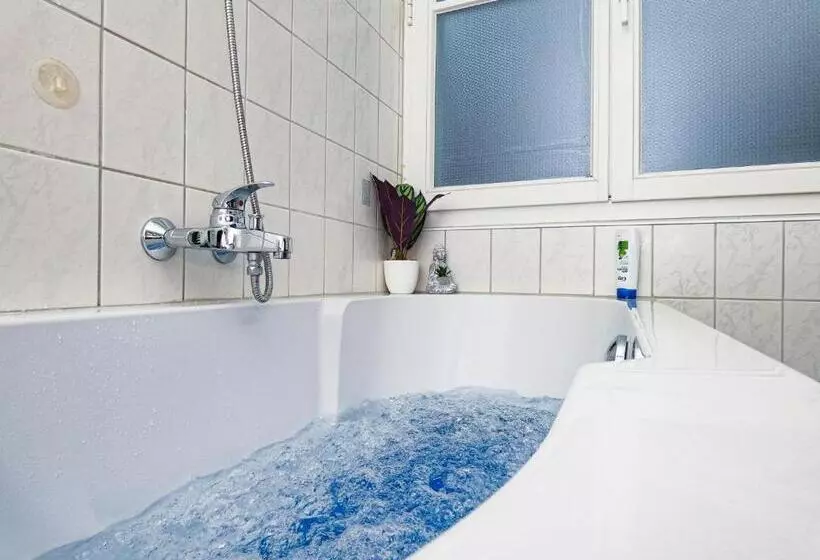 #111   Lux Flat Lennep   Altstadt   Netflix & Amazon Prime   Felswand