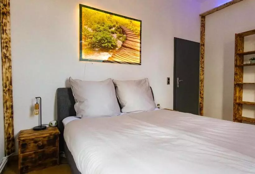 #111   Lux Flat Lennep   Altstadt   Netflix & Amazon Prime   Felswand