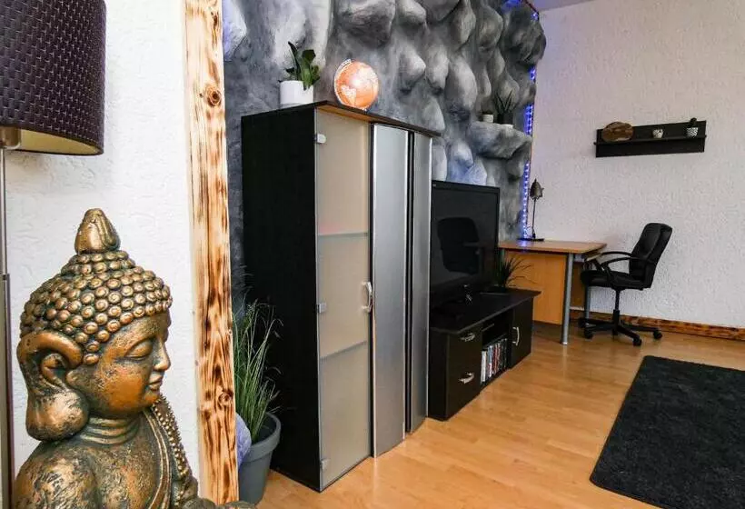 #111   Lux Flat Lennep   Altstadt   Netflix & Amazon Prime   Felswand