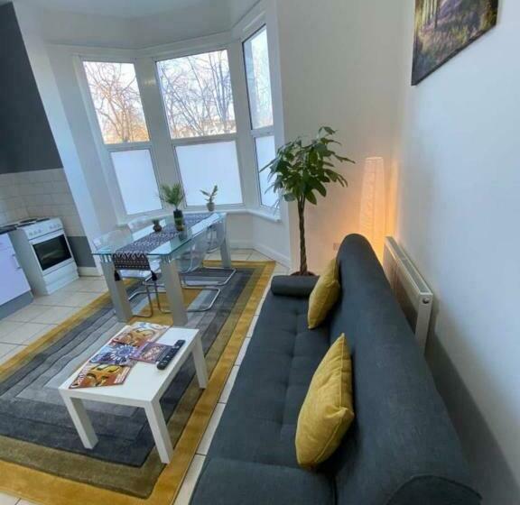 Stunning 1 Bed Spacious Apartment  Central Cardiff