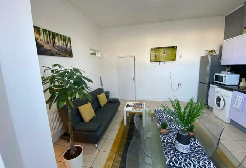 Stunning 1 Bed Spacious Apartment  Central Cardiff