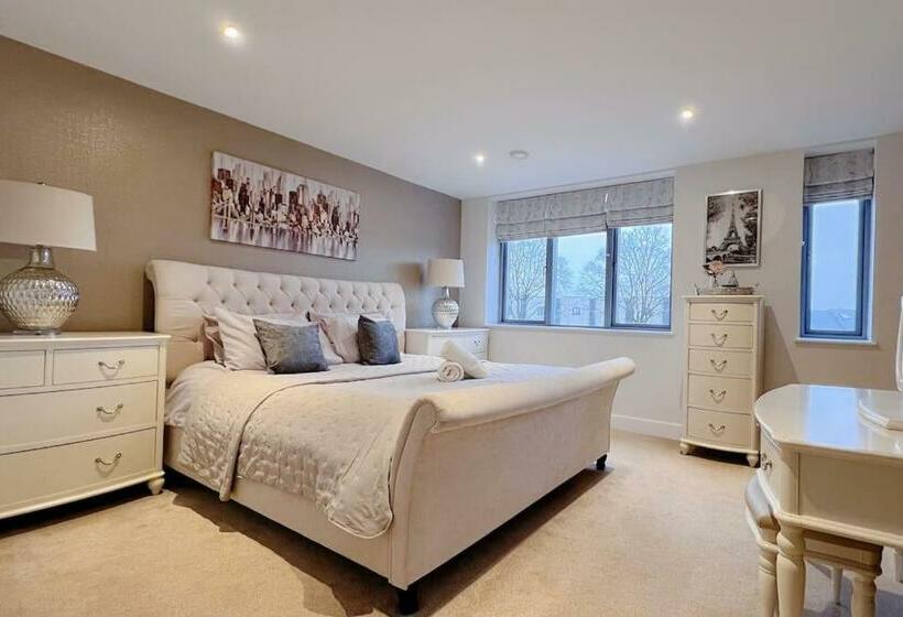 No6, Luxury Townhouse Near Bicester Village