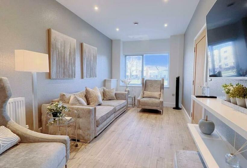 No6, Luxury Townhouse Near Bicester Village