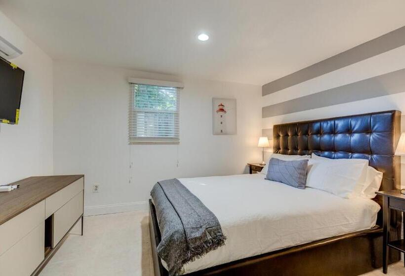 The Cottage In The Oaks   By Avi