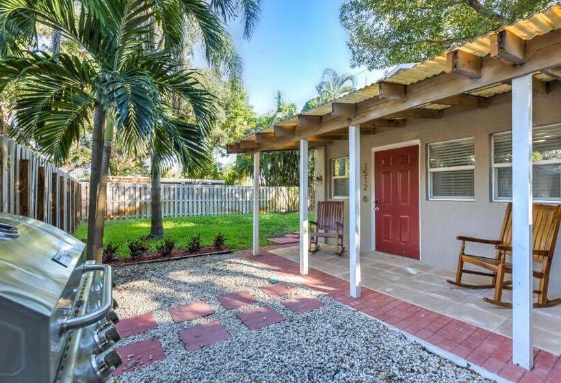 The Cottage In The Oaks   By Avi