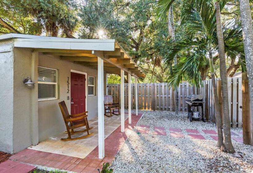 The Cottage In The Oaks   By Avi