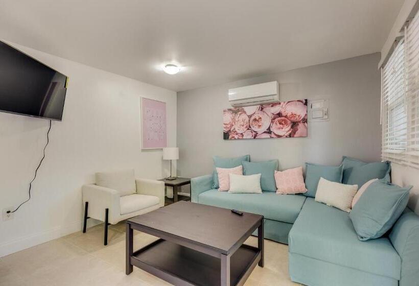 The Cottage In The Oaks   By Avi