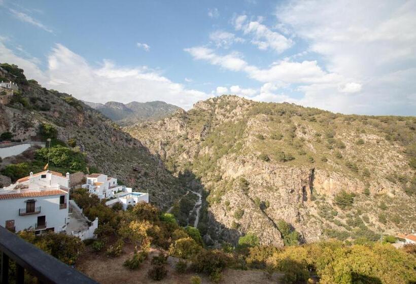 Quiet House In Village Center With Mountains Views