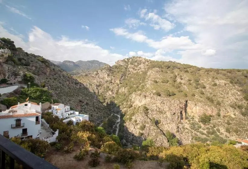 Quiet House In Village Center With Mountains Views