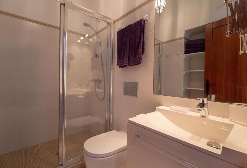 Quiet House In Village Center With Mountains Views