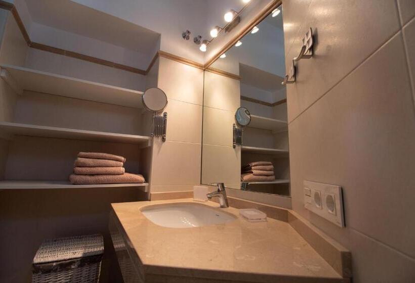 Quiet House In Village Center With Mountains Views