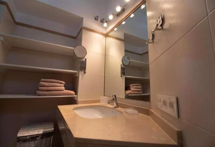 Quiet House In Village Center With Mountains Views