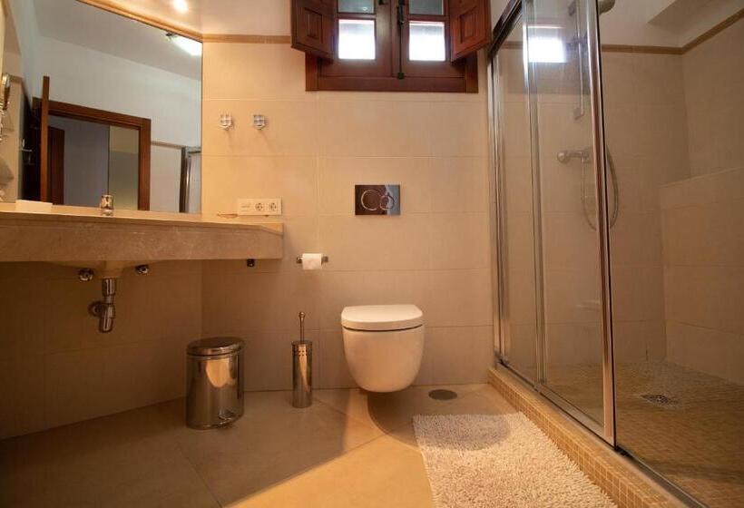 Quiet House In Village Center With Mountains Views