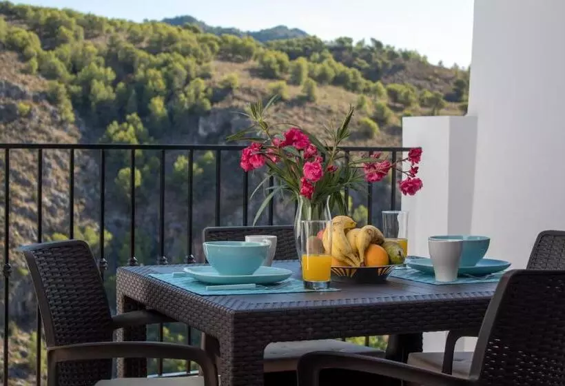 Quiet House In Village Center With Mountains Views