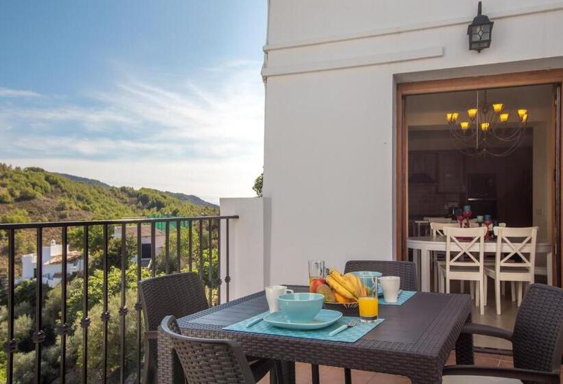 Quiet House In Village Center With Mountains Views