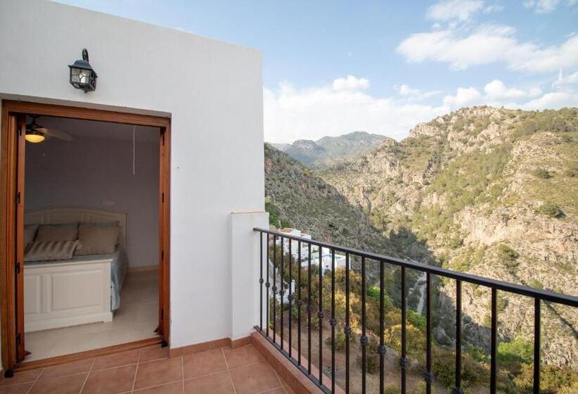 Quiet House In Village Center With Mountains Views