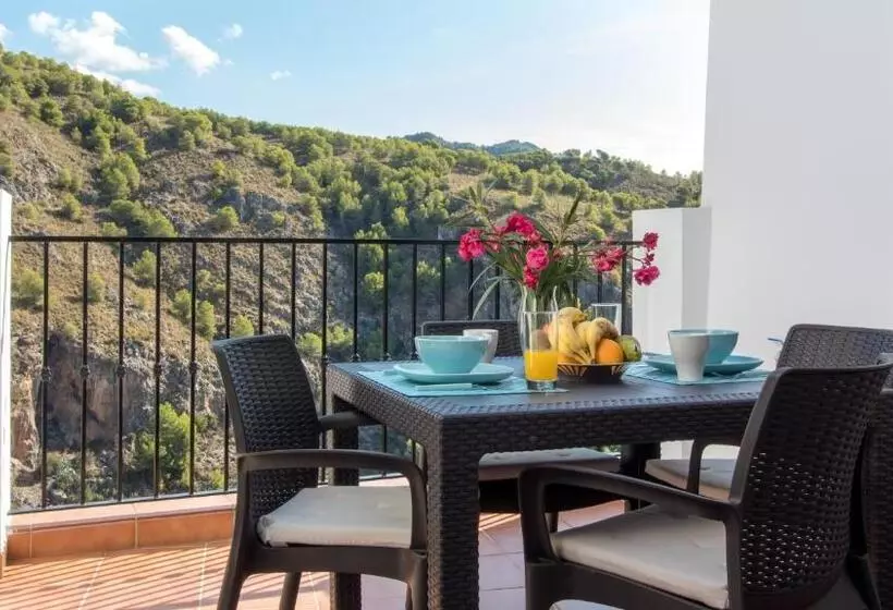 Quiet House In Village Center With Mountains Views