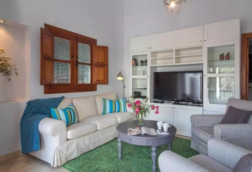 Quiet House In Village Center With Mountains Views