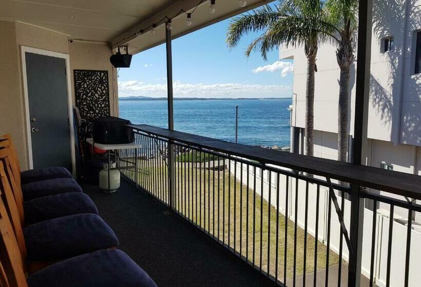 Waterfront Location 2 Bed Apartment In Corlette, Port Stephens Sleeps 4