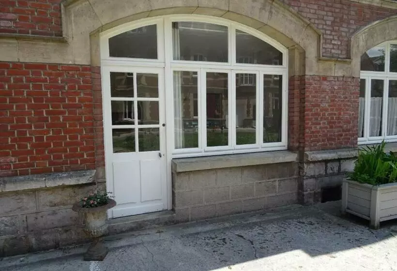 Au Pied Du Beffroi