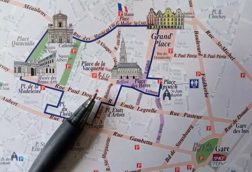 Au Pied Du Beffroi