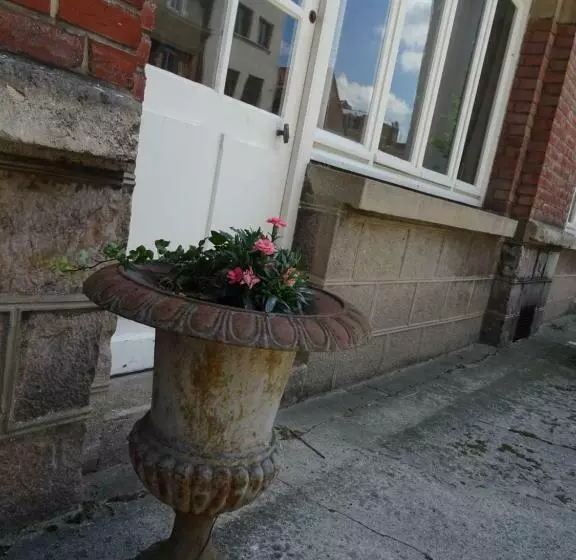 Au Pied Du Beffroi