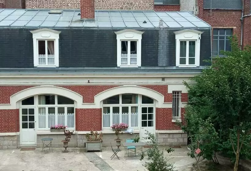 Au Pied Du Beffroi