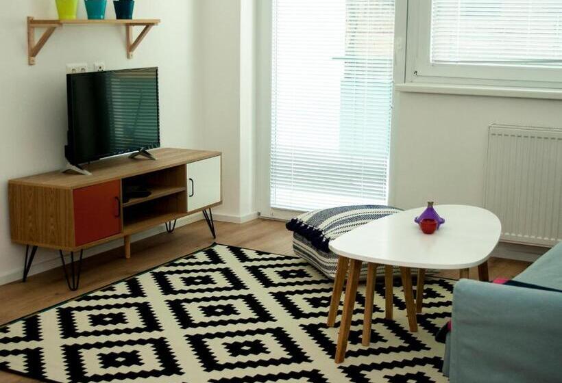 Studio Thalia Next To Metro