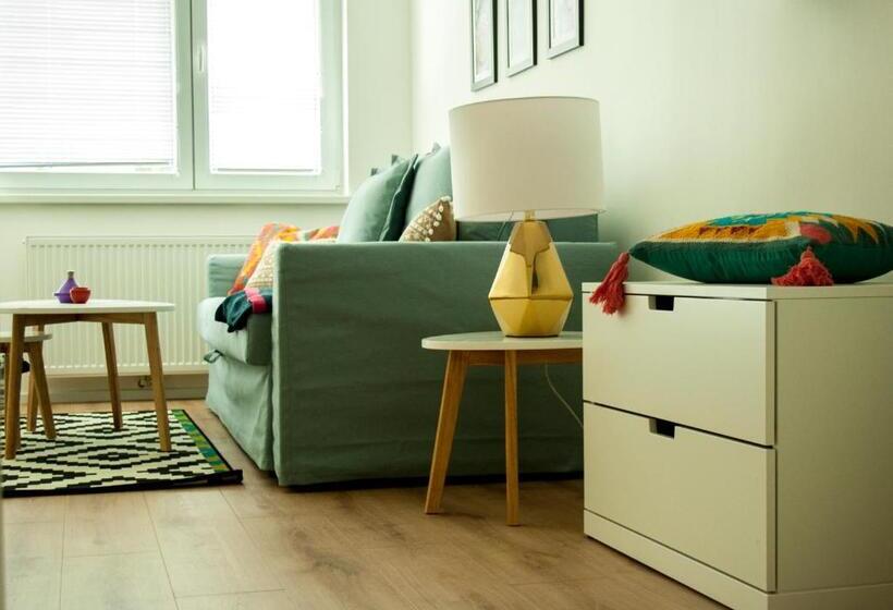 Studio Thalia Next To Metro