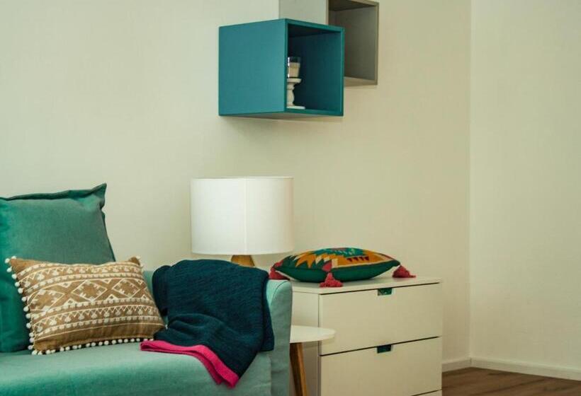 Studio Thalia Next To Metro