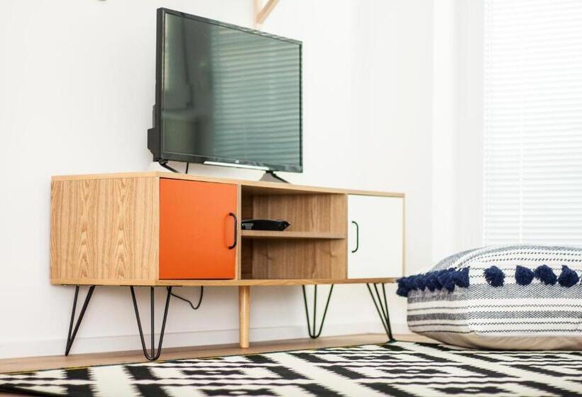 Studio Thalia Next To Metro