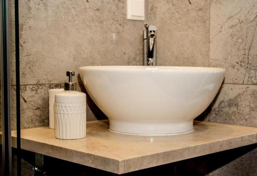 Studio Thalia Next To Metro